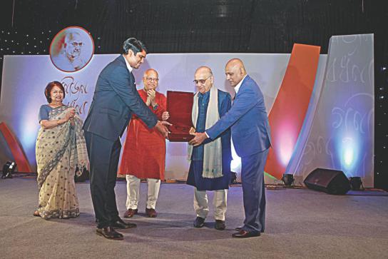Prof Rehman Sobhan receives a citation from BIDS Director General KAS Murshid, right, and Bonik Barta Editor Dewan Hanif Mahmud, left, while Finance Minister AMA Muhith and Prof Sobhan's wife Prof Rounaq Jahan look on, during a programme at Sonargaon hotel in the capital Thursday night. Bangla daily Bonik Barta and the Bangladesh Institute of Development Studies (BIDS) felicitated the economist for his contribution to nation building. Photo: Star
